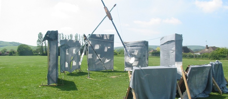 Test rig with arm rotating around a polar axis: